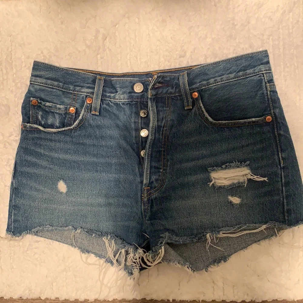Women’s Levi’s 501 cut off shorts - Picture 3 of 3